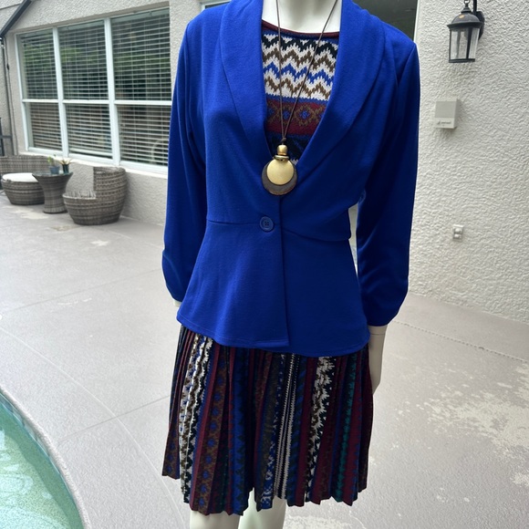 Eye catching dress with pleated bottom. - Picture 5 of 5